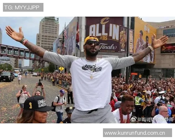 骑士主场迎战湖人詹姆斯穿海军蓝经典球衣致敬青春岁月 骑士主场迎战湖人詹姆斯穿海军蓝经典球衣致敬青春岁月