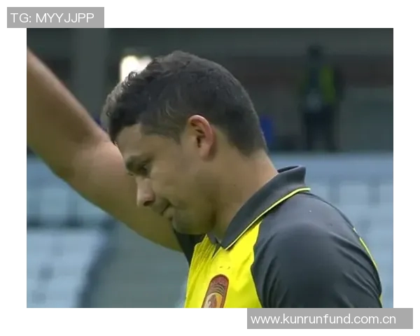 文莱门将遭逼抢慌乱二次抱球被判禁区内间接任意球引发热议